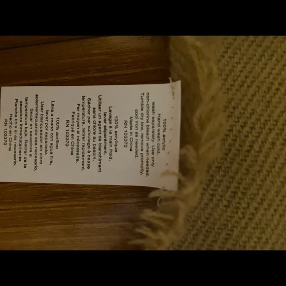 Super soft and cozy blanket fringe acrylic wrap - Picture 4 of 4